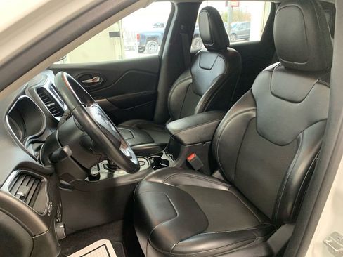 Used 2019 Jeep Cherokee Latitude Plus w/ Comfort/Convenience Group AWD/4WD image 19