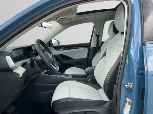 New 2025 Volkswagen Tiguan SE image 9