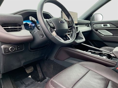 Used 2025 Ford Explorer Platinum image 9