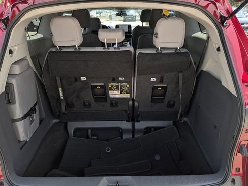 Used 2023 Toyota Sienna LE FWD image 27