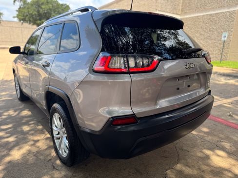 Used 2020 Jeep Cherokee Latitude FWD image 3