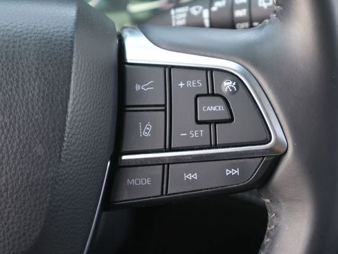 Used 2021 Toyota Highlander XLE FWD image 21