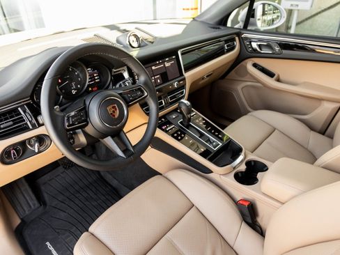 Certified 2026 Porsche Macan AWD/4WD image 4