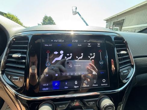 Used 2019 Jeep Grand Cherokee Altitude AWD/4WD image 17
