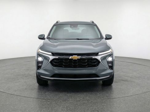 Used 2025 Chevrolet Trax LT w/ LT Convenience Package image 2