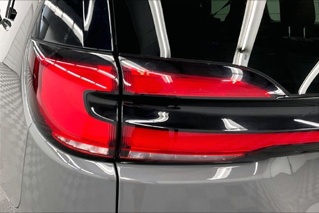 Used 2025 Chrysler Pacifica Select FWD image 35