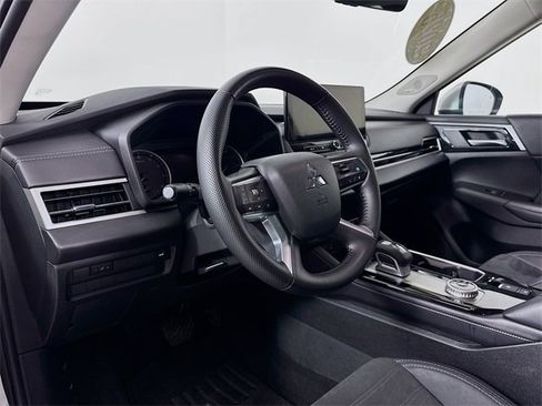 Used 2025 Mitsubishi Outlander SE image 9