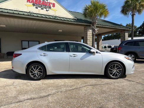 Used 2017 Lexus ES 350 w/ Luxury Package FWD image 2