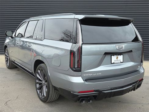 Used 2025 Cadillac Escalade ESV V image 3