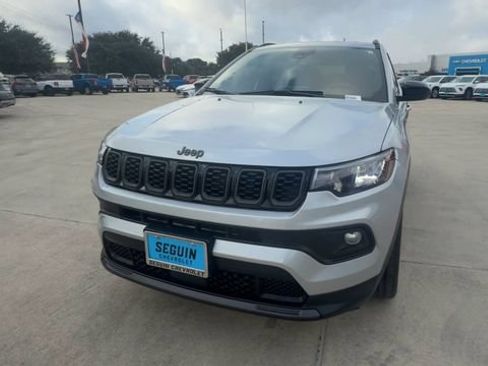 Used 2026 Jeep Compass Latitude AWD/4WD image 3