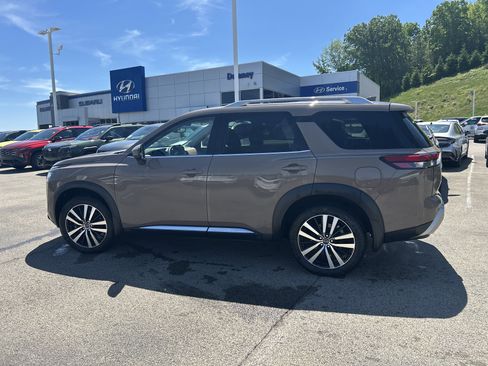 Used 2025 Nissan Pathfinder Platinum AWD/4WD image 9