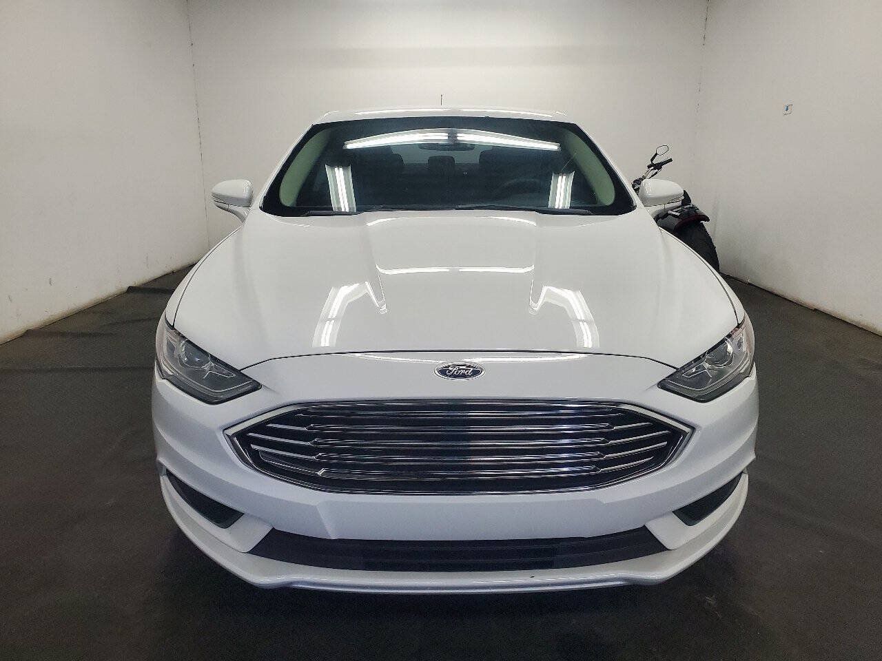 Used 2017 Ford Fusion SE FWD image 2