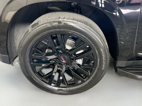 Used 2023 GMC Yukon SLT w/ SLT Luxury Package image 13