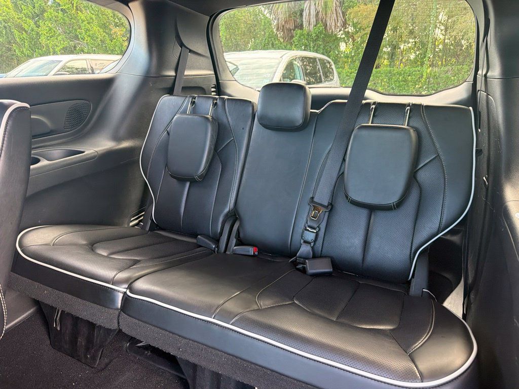 Used 2026 Chrysler Pacifica Limited FWD image 9