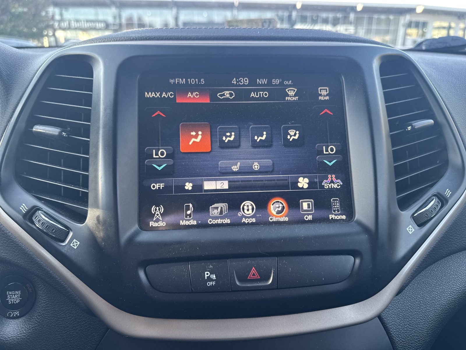 Used 2017 Jeep Cherokee Latitude w/ Comfort/Convenience Group AWD/4WD image 18