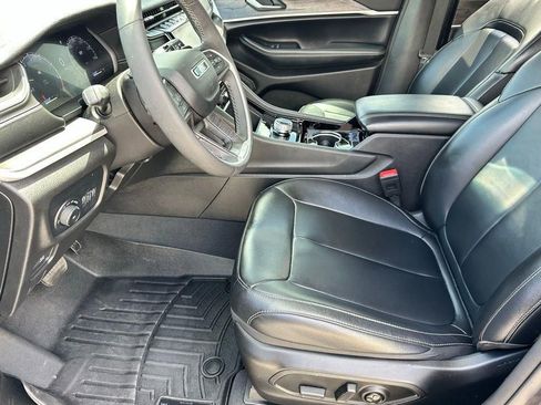 Used 2023 Jeep Grand Cherokee Limited w/ Black Appearance Package image 6