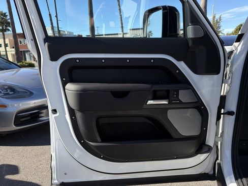 Used 2024 Land Rover Defender 130 X-Dynamic SE image 15