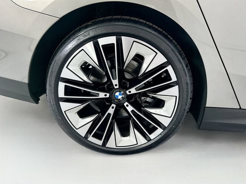 Certified 2025 BMW 530i w/ Premium Package RWD image 32