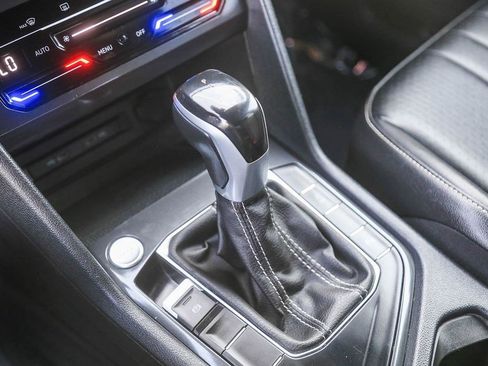 Used 2022 Volkswagen Tiguan SE R-Line image 18