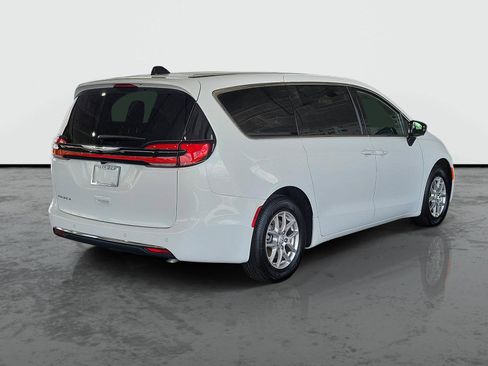 New 2026 Chrysler Pacifica Select FWD image 2