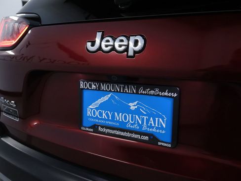 Used 2019 Jeep Cherokee Limited w/ Luxury Group image 9