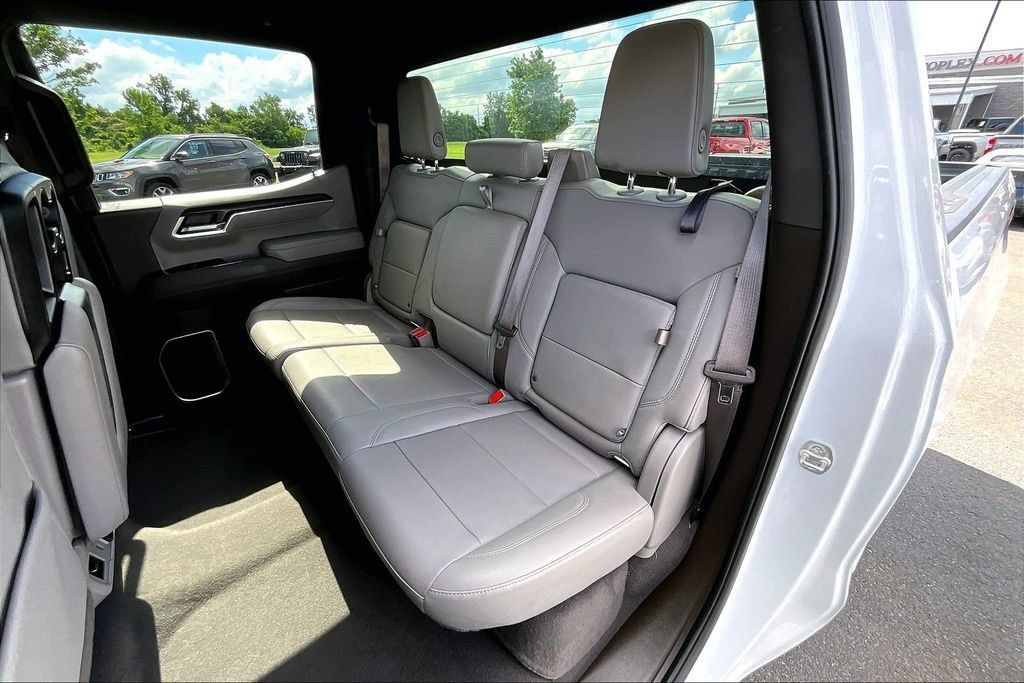 Used 2025 GMC Sierra 1500 SLT AWD/4WD image 25