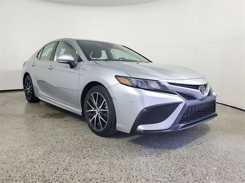 Used 2023 Toyota Camry SE image 4