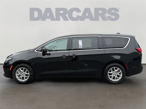 Used 2024 Chrysler Pacifica Touring-L FWD image 4