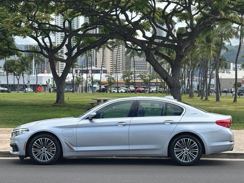 Used 2019 BMW 530e w/ Convenience Package RWD image 2