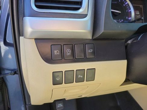 Used 2019 Toyota Highlander Limited FWD image 26