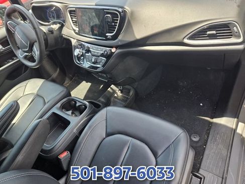 Used 2025 Chrysler Pacifica Select FWD image 11