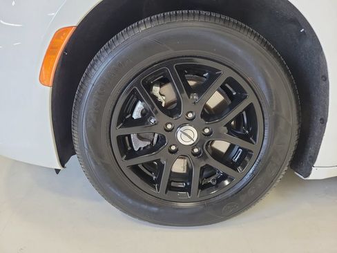 Used 2023 Chrysler Pacifica Touring-L FWD image 8