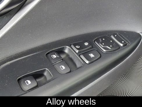 Used 2019 Hyundai Veloster 2.0 Premium image 17