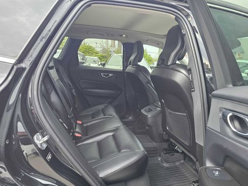 Used 2019 Volvo XC60 T5 Momentum w/ Multimedia Package AWD/4WD image 11