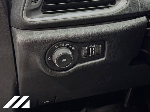 Used 2020 Chrysler Pacifica Touring-L FWD image 10