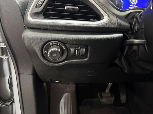 Used 2018 Chrysler Pacifica Limited w/ Advanced Safetytec Group FWD image 13