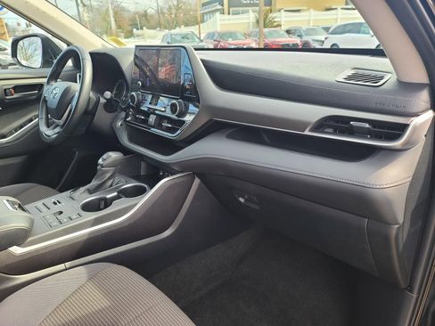 Used 2024 Toyota Highlander LE AWD/4WD image 21