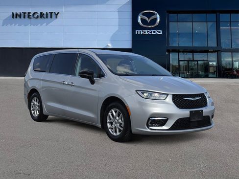 Used 2024 Chrysler Pacifica Touring-L FWD image 2
