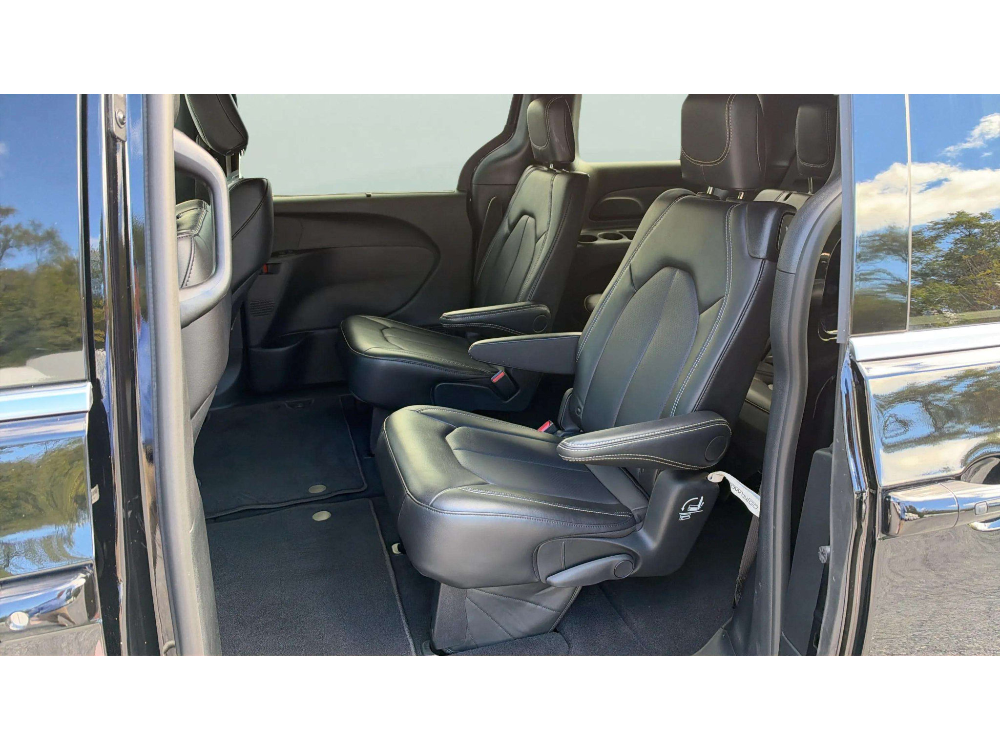 Used 2026 Chrysler Pacifica Select FWD image 12