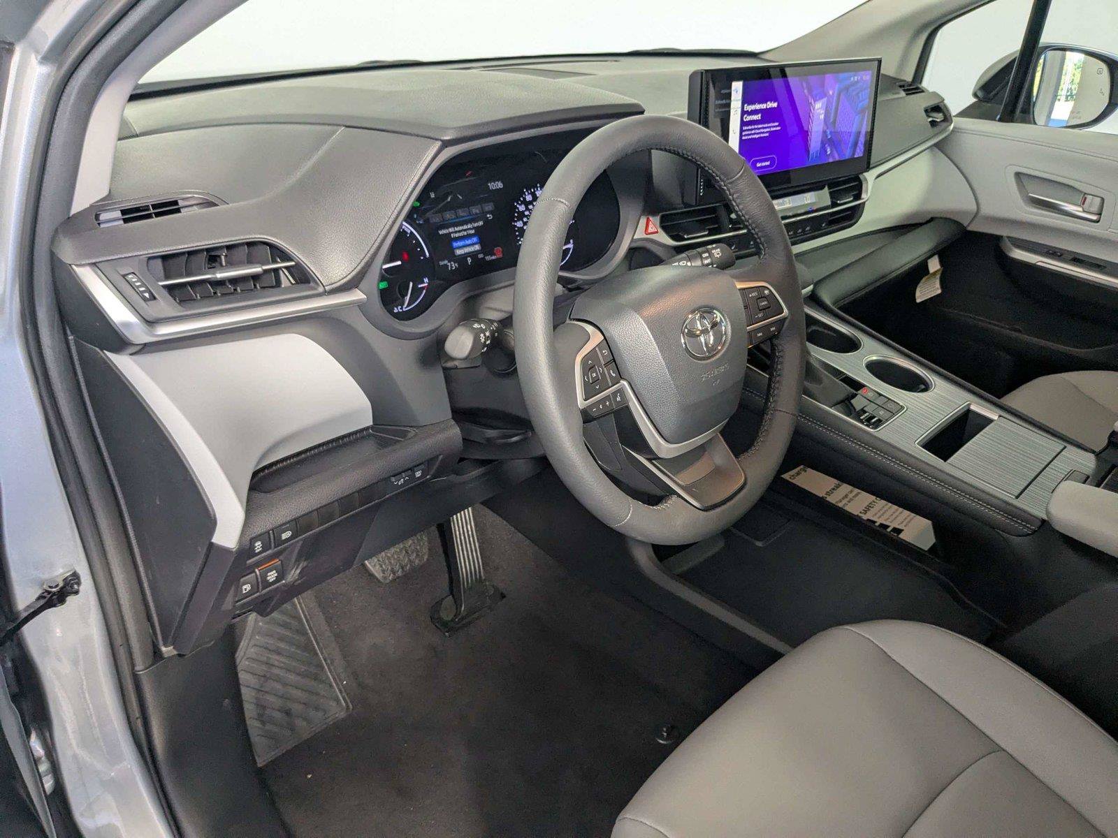 Certified 2025 Toyota Sienna XLE FWD image 11