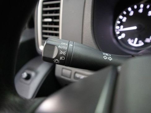 Used 2024 Nissan Frontier SV image 12