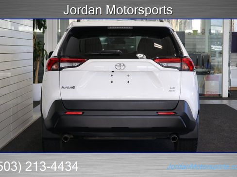 Used 2020 Toyota RAV4 LE image 9
