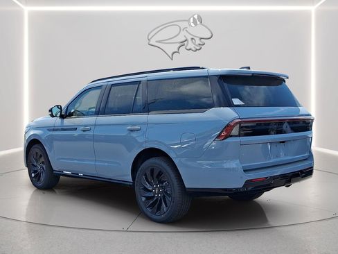 New 2026 Lincoln Navigator Reserve w/ Jet Appearance Package AWD/4WD image 2