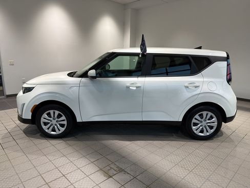 Used 2025 Kia Soul LX FWD image 2