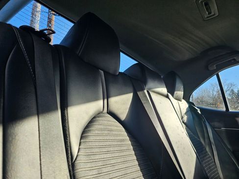 Used 2020 Toyota Camry SE image 12