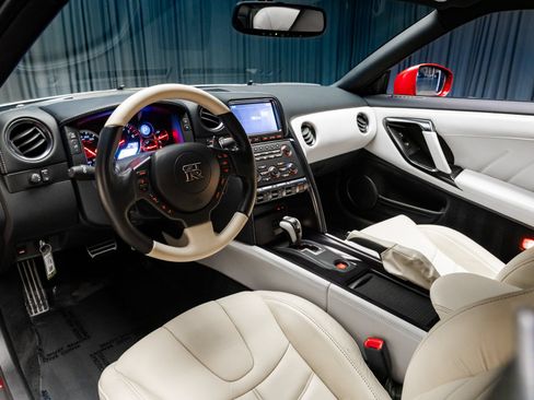 Used 2016 Nissan GT-R Premium AWD/4WD image 8