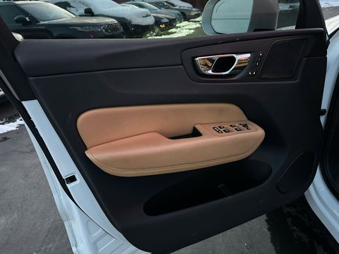 Used 2019 Volvo XC60 T5 Momentum w/ Multimedia Package image 19