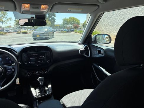 Used 2025 Kia Soul LX w/ LX Technology Package FWD image 32