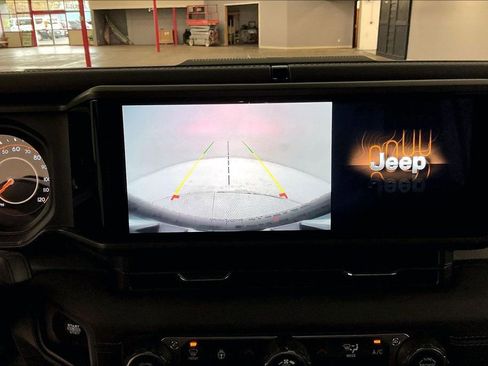 Used 2025 Jeep Wrangler Sahara image 14