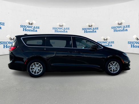 Used 2024 Chrysler Pacifica Touring-L image 9